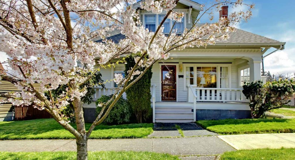 sødt hus med forårsblomster til et langvarigt husDet